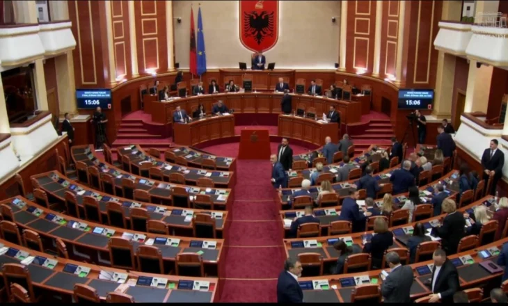 Opozita braktis seancën, Korreshi futet në sallë dhe shtanget, Balla e ironizon: S’e ke marrë vesh akoma? Ikën…