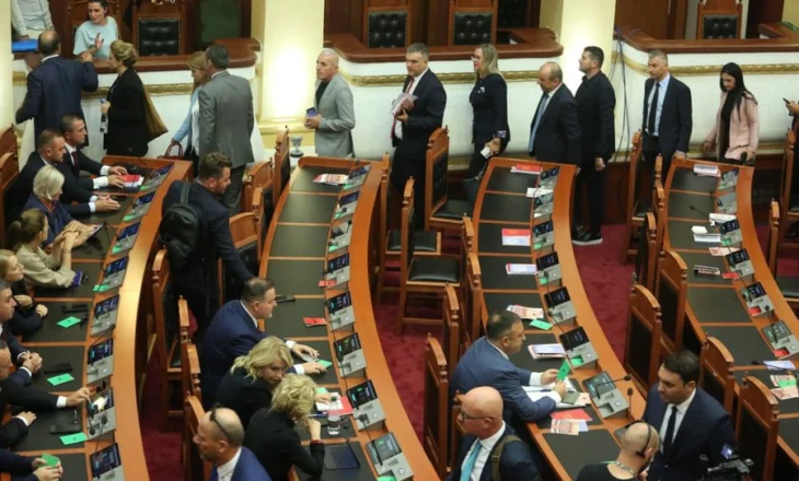 Opozita braktis seancën, rregullorja e re e Kuvendit miratohet vetëm me votat e PS