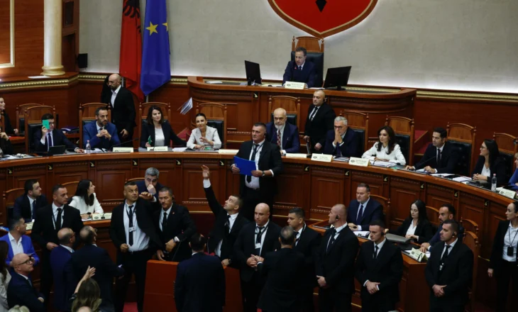 “Opozita mocion për shkarkimin e Peleshit”, mblidhet grupi i PD: Të përsëritet seanca në Kuvend për programin