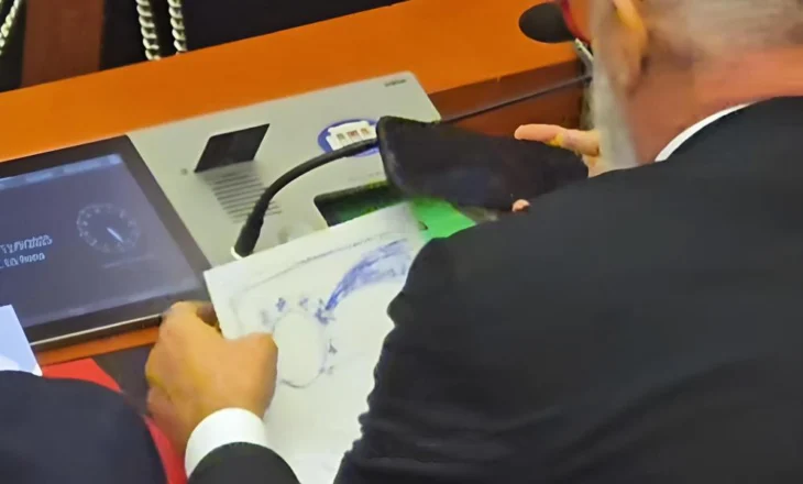 Opozita përplas duart në tavolinë kundër kryetarit të ri të Kuvendit, Rama i qetë vizaton (PAMJET)