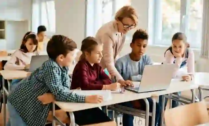 Orari i hershëm mësimor po i dëmton adoleshentët? Ja se çfarë thonë ekspertët