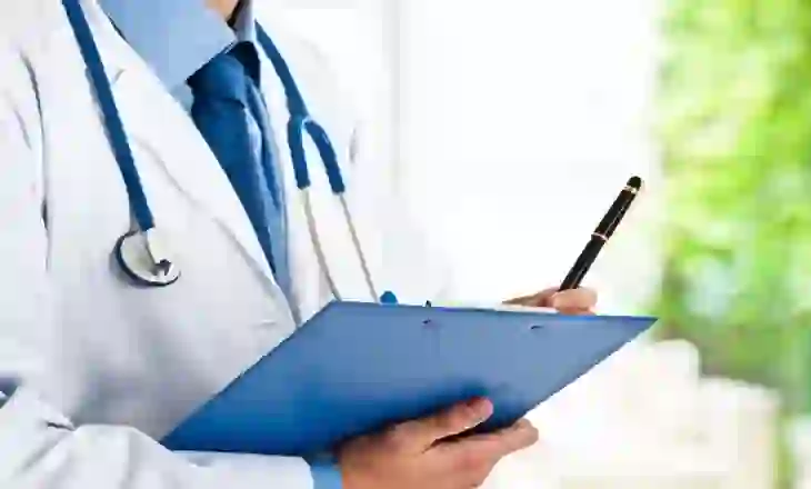Pacienti ndërroi jetë, procedohet mjeku në Librazhd/ Mbesa e të ndjerit: Doktori neglizhoi trajtimin mjekësor