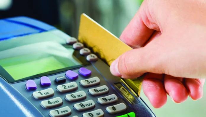 Pagesat me kartë bankare po rriten me ritme të shpejta