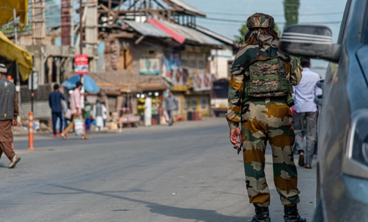 Pakistan, trupat e tre grave transgjinore gjenden të vrara me armë zjarri buzë një rruge