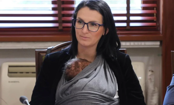 Pamje që bënë xhiron e rrjetit/ Deputetja e PS merr pjesë në mbledhjen e Komisioneve me foshnjën në krah