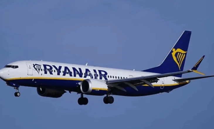 Panik në ajër, stjuardesa përplaset me tavanin e avionit pas turbulencave