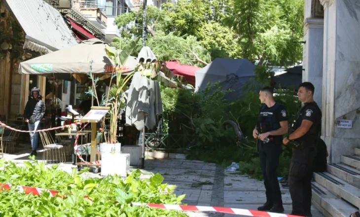 Panik në qendër të Athinës, rrëzohet pema, plagosen dy persona