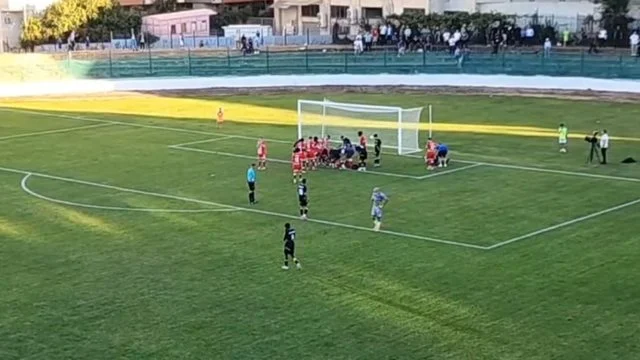 Panik në sfidën Pogradeci-Skënderbeu, mbrojtësi goditet në kokë, ambulanca hyn në fushë