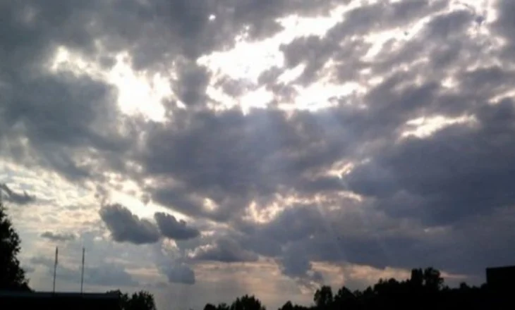 Parashikimi i motit/ Vranësira dhe reshje shiu, ulen temperaturat