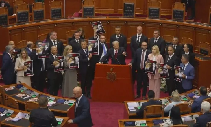 Parlament i ri, sherre të vjetra/ Berisha bllokon foltoren, Bardhi i prish mikrofonin Taulant Ballës