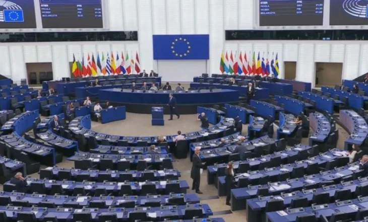 Parlamenti Evropian kritikon ashpër Vuçiç: Dhuna ndaj protestuesve dhe kontrolli i medias e pengojnë Serbinë drejt BE-së