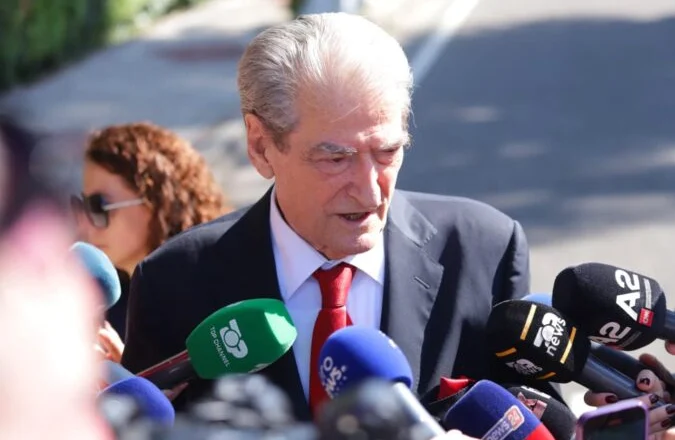 “Parlamenti ra dje!”, Berisha: Nuk mund të ndryshohen komisionet pa ndryshuar Rregulloren