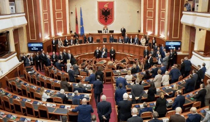 “Parti Enver jemi gati kurdoherë”, pas miratimit të programit dhe kabinetit, opozita ironizon mazhorancën, rregullorja fluturon mbi kokën e ministrave