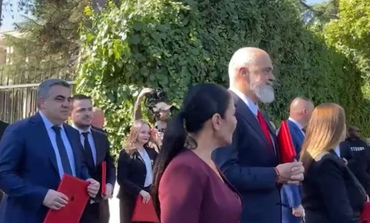 Pas betimit në mbledhje të qeverisë, ministrat dhe Rama presin semaforin për të shkuar në kryeministri (VIDEO)