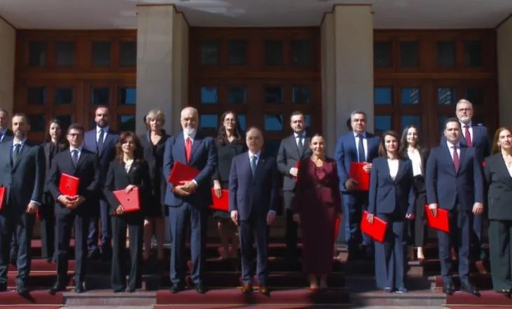 Pas betimit, Rama dhe 16 ministrat realizojnë foton e përbashkët me presidentin Bajram Begaj