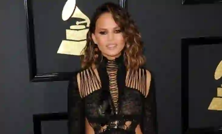 Pas humbjes së djalit, Chrissy Teigen tregon si Ozempic e ndihmoi të rigjejë veten