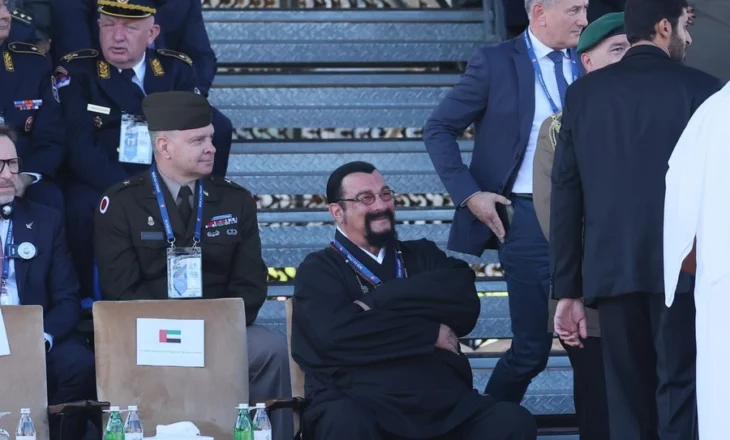 Pas shfaqjeve me Putinin, aktori i Hollywood del përkrah Vuçiç në paradën e ushtrisë së Serbisë