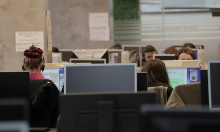 Pasojat e punës në call-center, 60% e të rinjve shfaqin probleme me shtyllën kurrizore, dëgjimin dhe shikimin