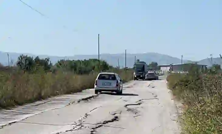 Patos – Ura u rindërtua, por një kilometër rrugë mbetet plagë e hapur për banorët