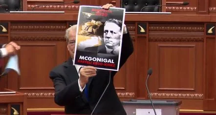 PD bojkoton votimin për kryetarin e Kuvendit, mbush kutinë me pankarta
