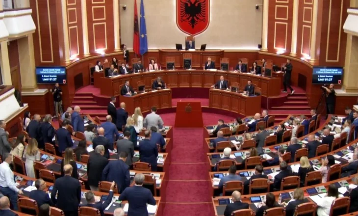 PD mban 1 minutë heshtje për deputetin Abdi Baleta, mazhoranca e refuzon