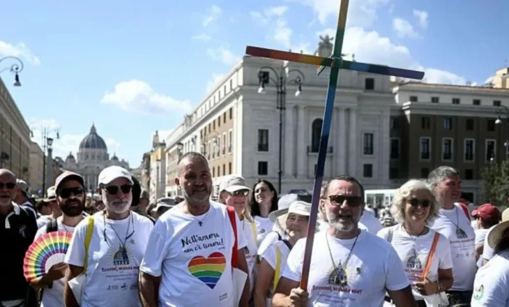Pelegrinazhi i parë historik për katolikët LGBTQ+ në Vatikan/ Hapet “Porta e Shenjtë” për komunitetin