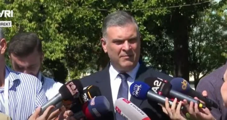 ‘Peleshi kryetarin artificial dhe burri i Diellës’, Blushi: Procesverbalet janë manipulim dhe tallje me qytetarët, Rama kryetar defakto