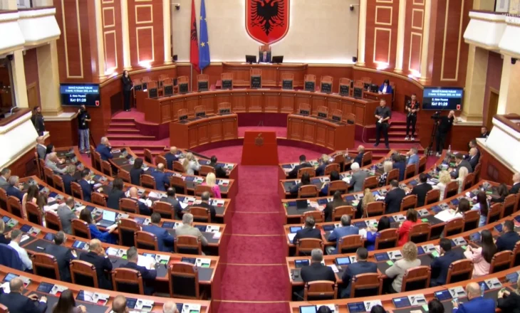 Peleshi sfidon PD-në me emërimet në komisione, opozita përgjigjet me kërkesë shkarkimi dhe përplasje në Parlament