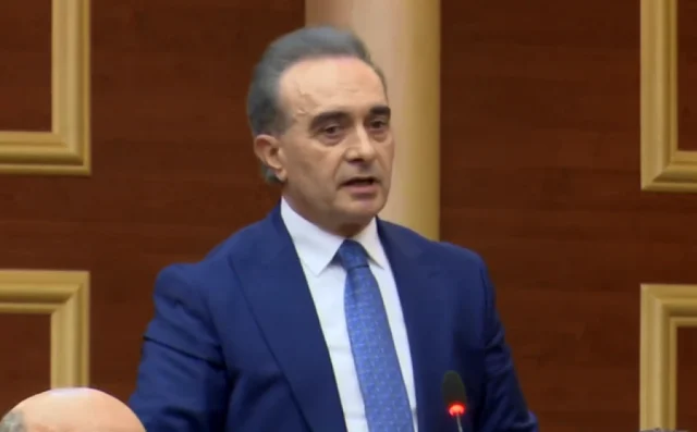 “Peleshin e komandon Rama si Diellën”, Baçi ironizon kryeministrin:E trajton si kukull, e turpëroi para gjithë Kuvendit