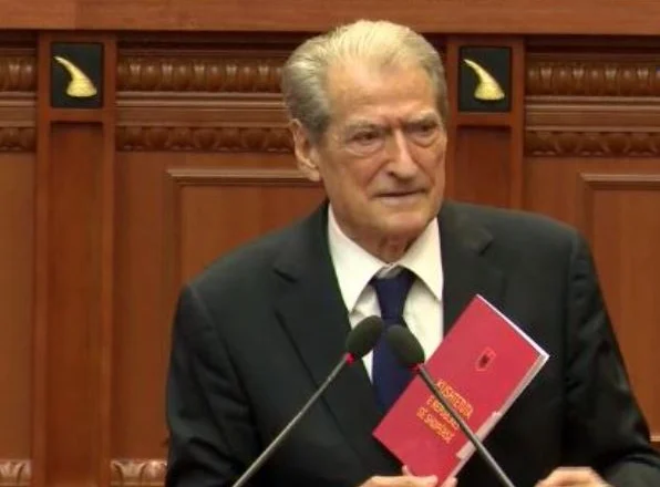 “Për ju kjo është një pro**itutë”/  Berisha sulmon ashpër për Kushtetutën: Silleni si bandë me rregullat e mafias