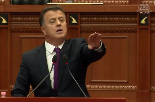 “Përfaqësues të qeverisë, janë takuar me kriminelët”/ Seanca plenare, reagon deputeti: Takimi i Arubës, tronditës