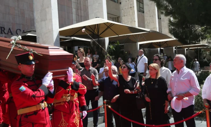 Përfundojnë homazhet për Dhimitër Anagnostin/ Kolosi i kinematografisë shqiptare përcillet me duartrokitje dhe karafila të bardhë (video)