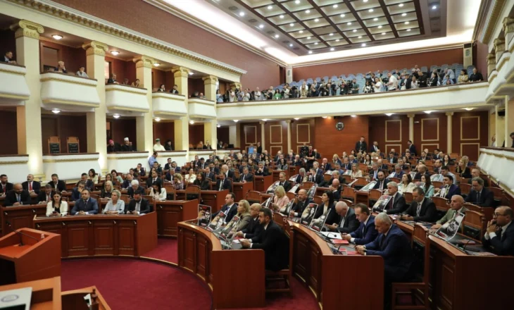 Përfundon mbledhja e grupit parlamentar të PS/ Nga Manja te Çuçi, Gjiknuri dhe Hasani, ja cilët janë drejtuesit e…