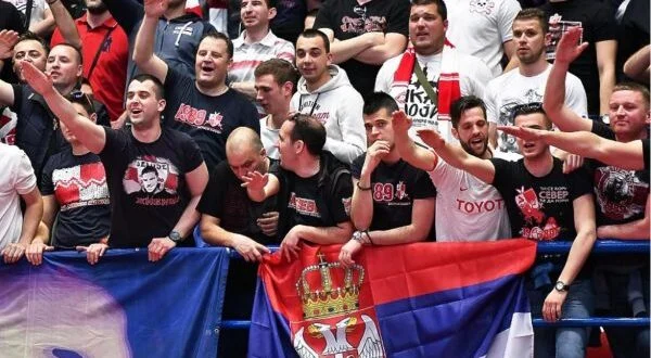 Përkrahësit e “Shqiponjave” nuk lejohen në stadium/ Mbyllen dyert për tifozët serbë