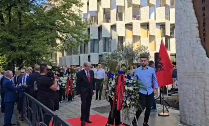 Përkujtohet Azem Hajdari/Berisha dhe deputetët e PD mbajnë homazhe pranë monumentit të tij
