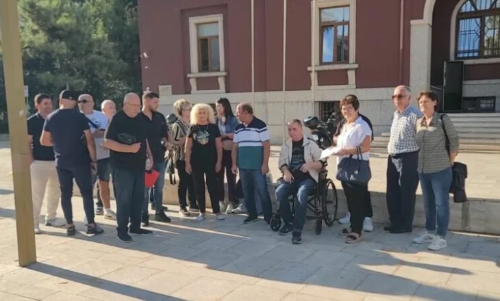 Përmbarimi u kërkon të dalin nga banesat, qytetarët protestojnë para bashkisë Durrës: Duam zgjidhje
