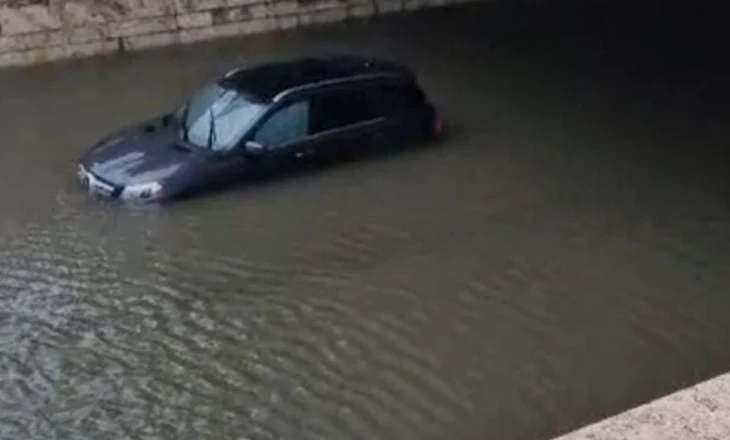 Përmbytet Durrësi, makinat mbesin të bllokuara në nënkalimin pranë portit
