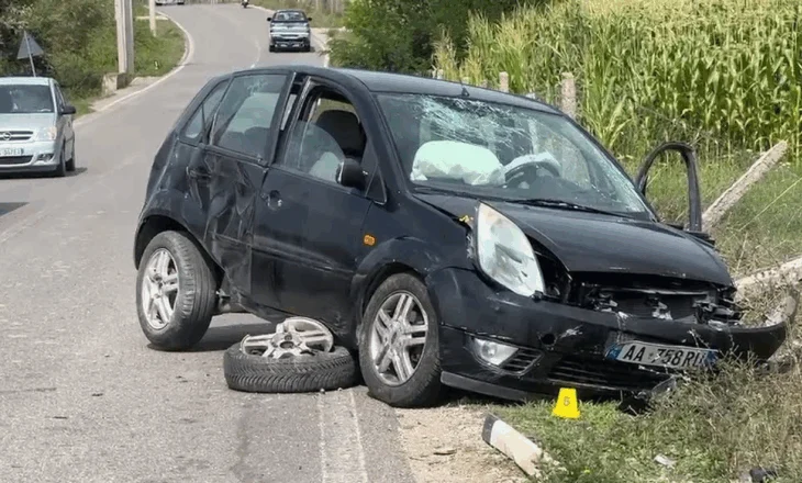 Përplasen dy makina dhe një motor në aksin Klos-Burrel, plagosen dy persona