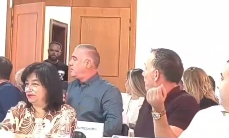 Përplasje në mbledhjen e Këshillit Bashkiak në Vlorë, ndërhyn policia – VIDEO