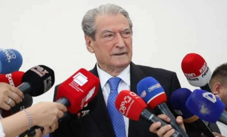 Përplasje në Parlament, Berisha bllokon foltoren, mbyllet seanca