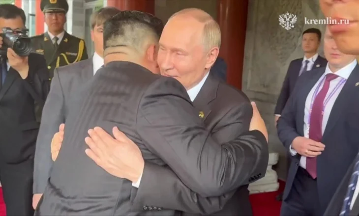 Përqafime të ngrohta dhe shtrëngime duarsh… Çfarë nuk u pa nga takimi Putin-Kim Yong Un