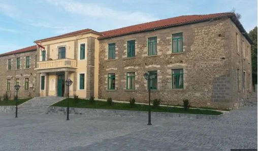 Persona të paidentifikuar mësyjnë magazinën në Bashkinë e Kolonjës, ja detajet e para se çfarë ndodhi
