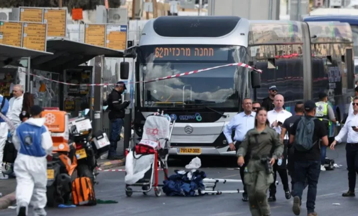Pesë të vrarë dhe nëntë të plagosur gjatë një sulmi me armë në Jerusalem, autorët hapën zjarr drejt stacionit të autobusit