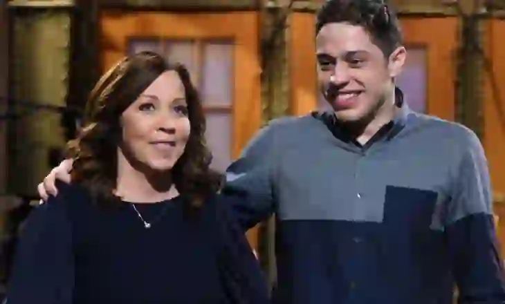 Pete Davidson flet për ndikimin e nënës në rrugën e tij drejt shërimit: “Nuk mund të vdisja para saj”