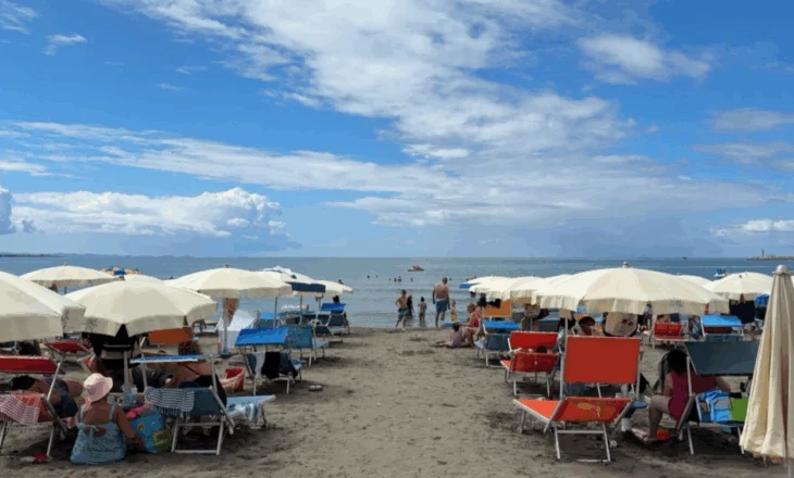 Plot me pushues plazhet në Shëngjin e Durrës/ Operatorët: Ka qenë një sezon në rritje