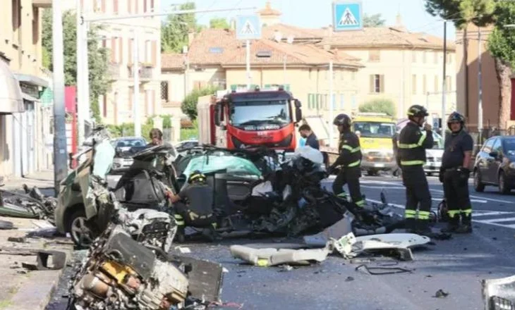Po ndiqeshin nga policia, dy të rinjtë shqiptarë me makinë të vjedhur përplasen në një shtyllë