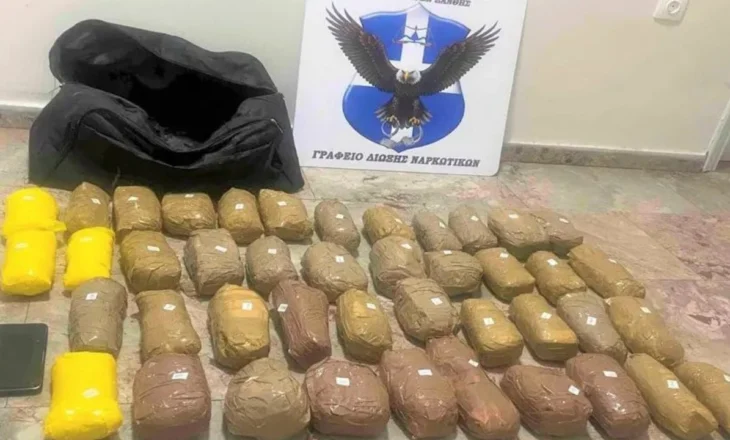Po transportonte 21.5 kg heroinë në kufirin greko-shqiptar, arrestohet 50-vjeçari shqiptar pranë Kapshticës