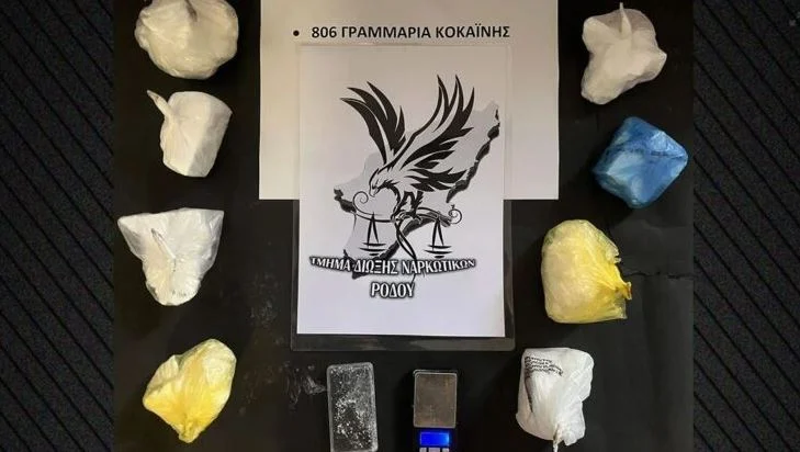 Policia greke “çmonton” grupin shqiptar që trafikonte kokainë, tre të arrestuar