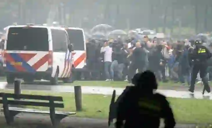 Policia holandeze përplaset me protestuesit anti-imigracion në Hagë, përdoret gaz lotsjellës dhe topa uji. 30 në pranga