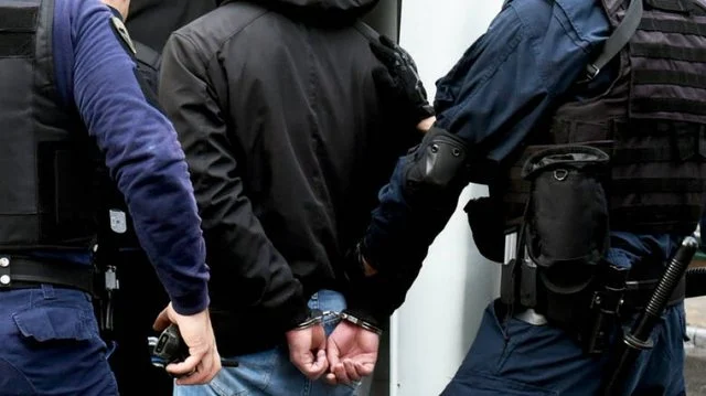 Policia kryen bastisje në disa komuna, konfiskohen armë e municion, pesë të arrestuar